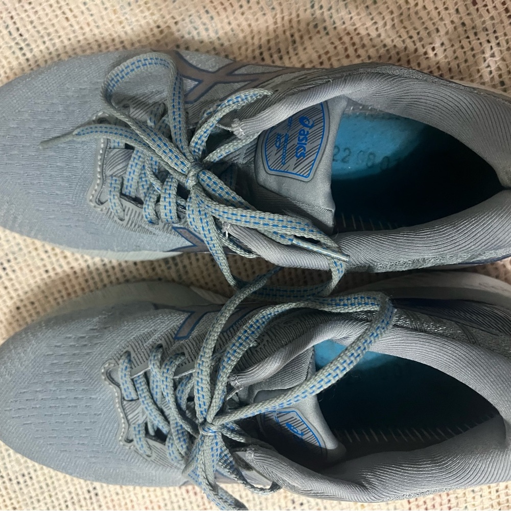ASICS men’s GT 2000 running shoes fits women 8.5 too